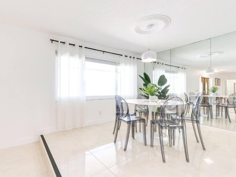 Modern Spacious 5-Bedroom Home With Pool 할리우드 외부 사진